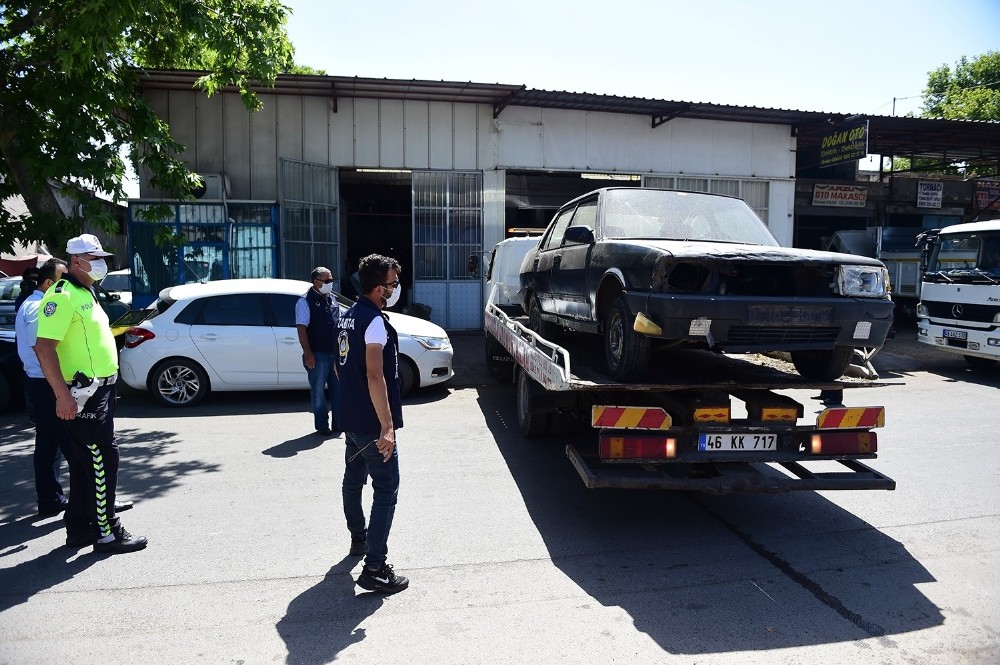 Dulkadiroğlu Belediyesi hurda araçları topluyor 