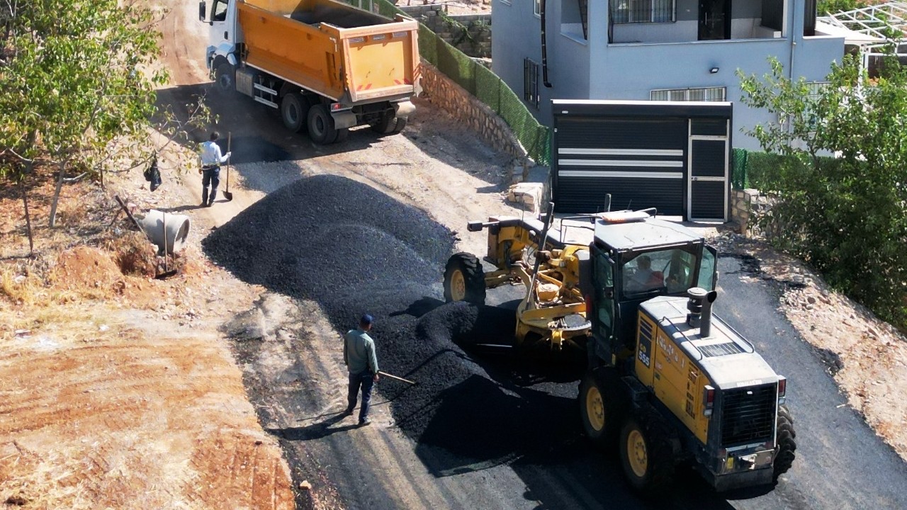 Dulkadiroğlu'nda yol yapım seferberliği sıcak asfalt çalışmalarıyla devam ediyor
