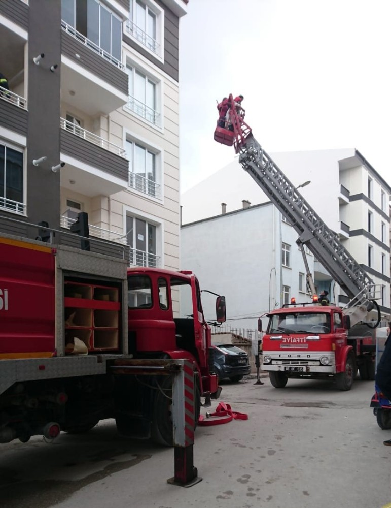 Dumandan etkilenen bina sakinlerini itfaiye kurtardı 