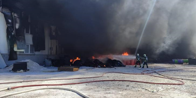 Dumanlar gökyüzünü kapladı! Burdur'da fabrika yangını