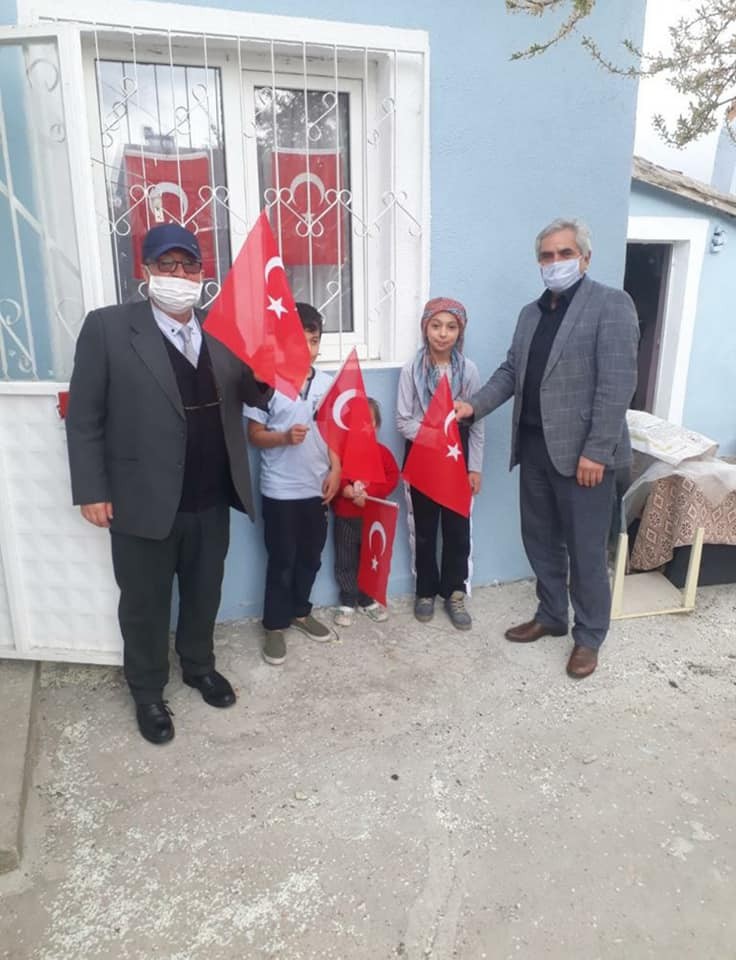 Dumlupınar Belediyesi Türk bayrağı dağıttı 
