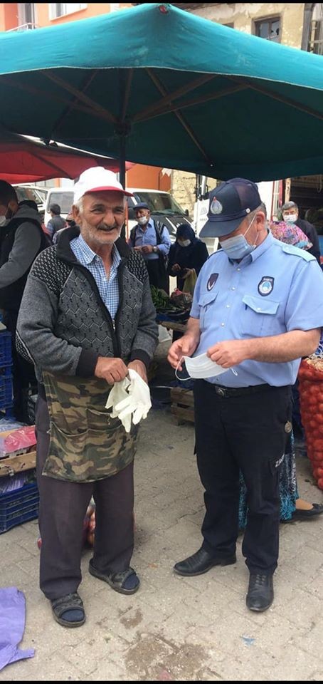 Dumlupınar pazarında eldiven ve maske dağıtıldı 