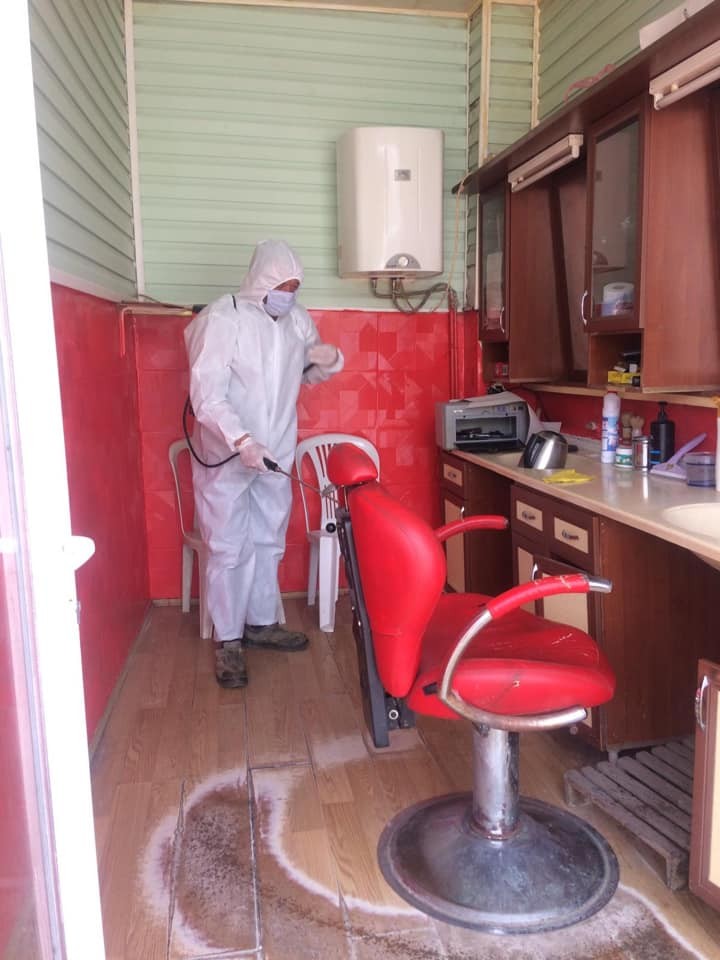Dumlupınar’da berber ve kuaför salonları dezenfekte edildi 