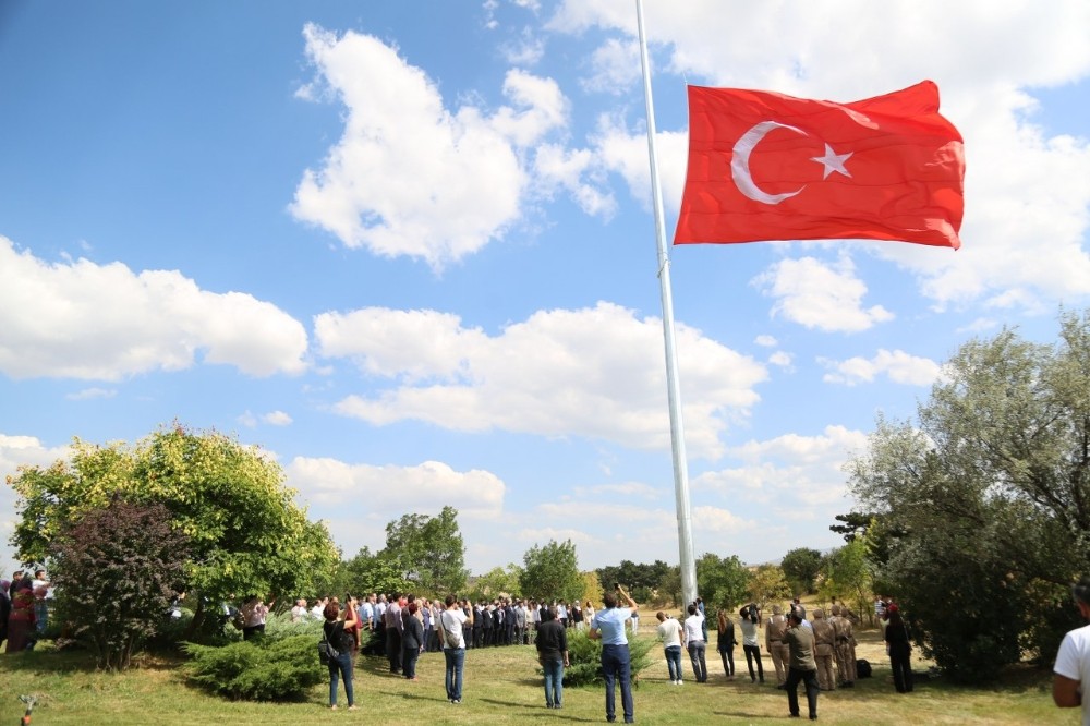 Dumlupınar’da dev Türk bayrağı göndere çekildi 