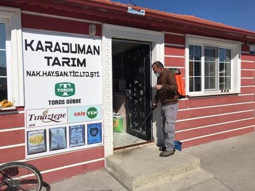Dumlupınar’da esnafların iş yerleri dezenfekte ediliyor 