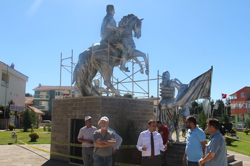 Dumlupınar’da heykellere bakım ve onarım 