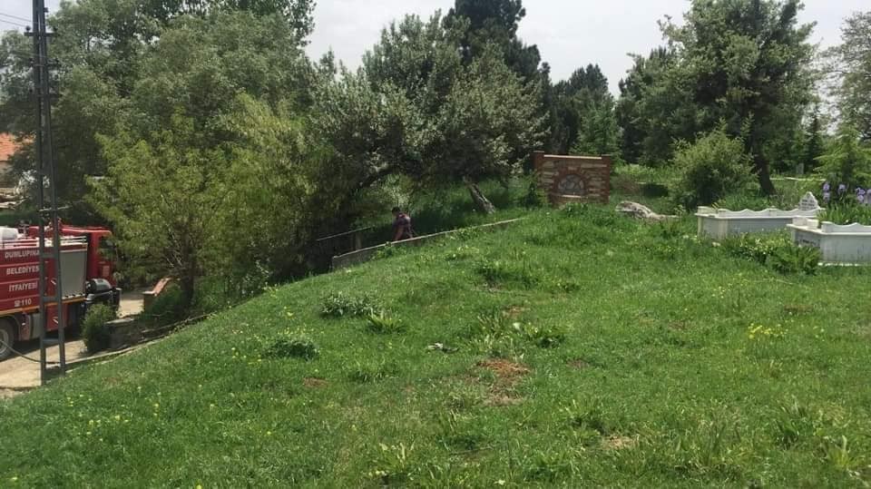 Dumlupınar’da mezarlık temizliği çalışmaları 