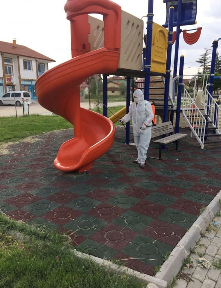 Dumlupınar’da parklar ve oyun grupları dezenfekte edildi 