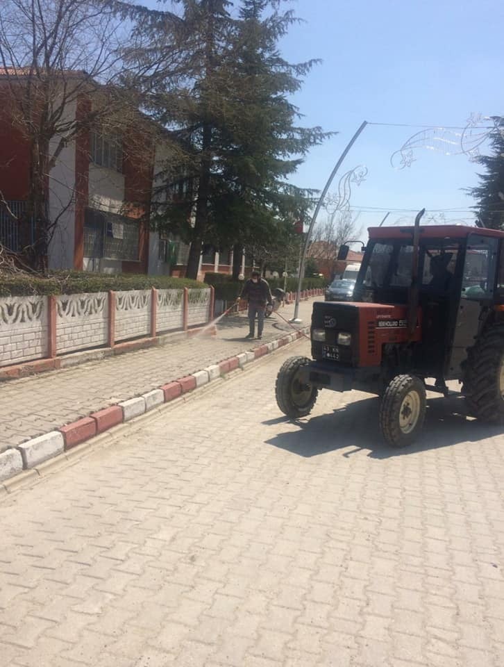 Dumlupınar’da tüm bahçe park ve kaldırımlar ilaçlandı 
