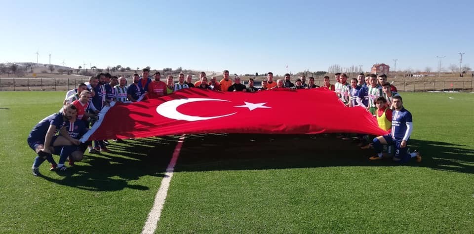 Dumlupınar’dan Yunan’lı vekile futbol sahasından bayrak mesajı 