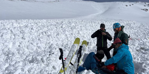 Dün çığ altında kalan turistler bugün tekrar kayak yaptı