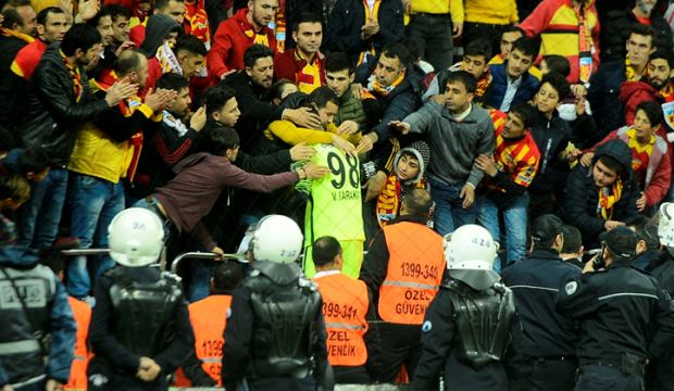 Dün geceye damga vuran olay! 5 gol yiyen kaleciyi...