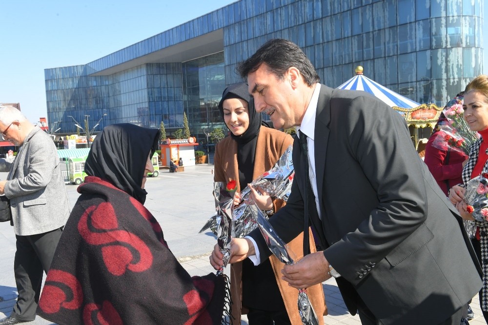 Dündar, Dünya Kadınlar Gününde karanfil dağıttı 