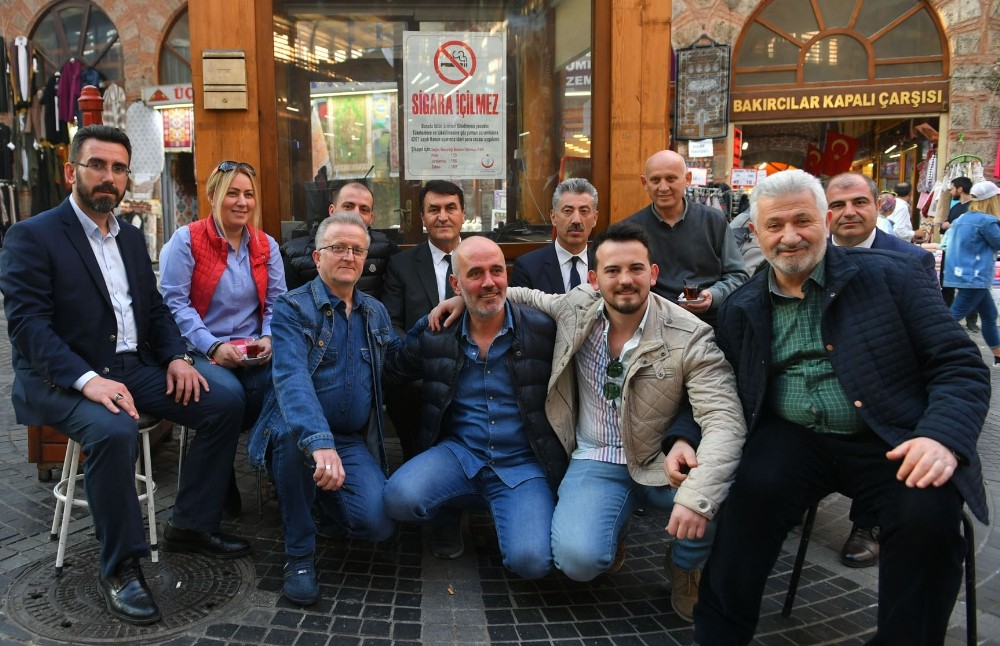 Dündar esnafa Türk Bayrağı hediye etti 