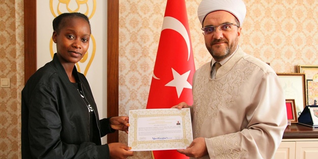 Dünya akın akın İslam'a koşuyor! Kenyalı Hilda, Müslüman oldu