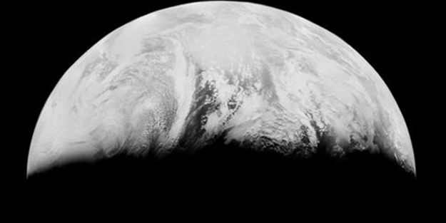 Dünya Ay'dan böyle görünüyor