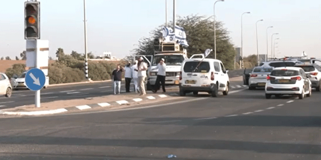 Dünya böyle alçaklık görmedi! Bombalar havada Siyonist köpekler dansta