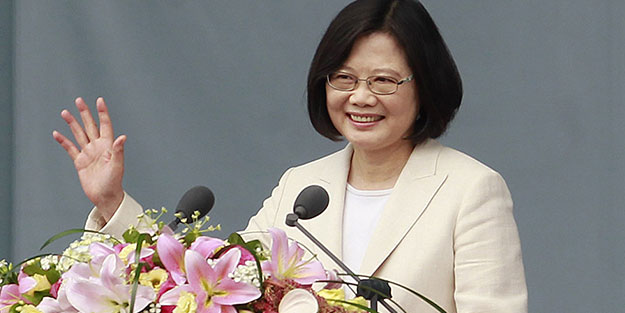 Dünya bu devlet başkanını konuşuyor! 'İşgal edilebiliriz' dedi, ofisine tanksavar roket istedi