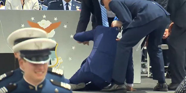 Dünya bu görüntüleri konuşuyor! ABD Başkanı Biden yere kapaklandı