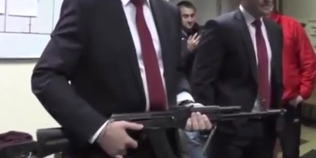 Dünya bu görüntüleri konuşuyor! Antrenör soyunma odasına 'Kalaşnikof' ile girdi