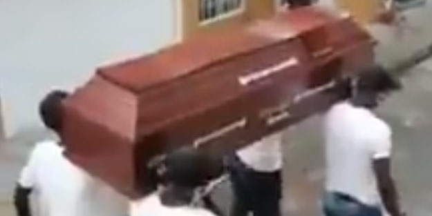 Dünya bu görüntüleri konuşuyor! Polisler tabutla dans etti