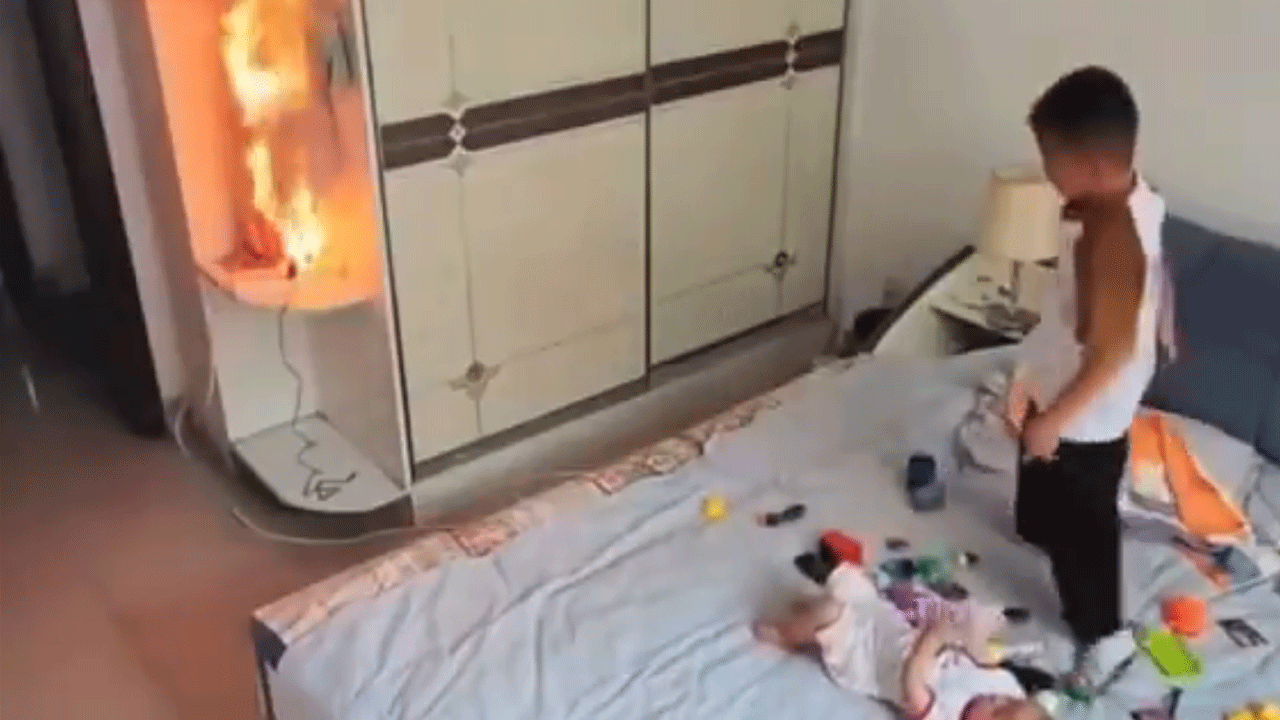 Dünya bu kahraman çocuğu alkışlıyor! Anne babasının evde olmadığı sırada çıkan yangını soğukkanlılıkla söndürdü