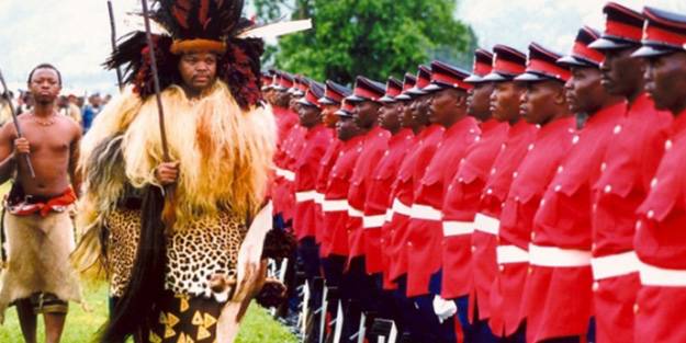 Dünya bu olayı konuşuyor! Kral ülkeden kaçtı