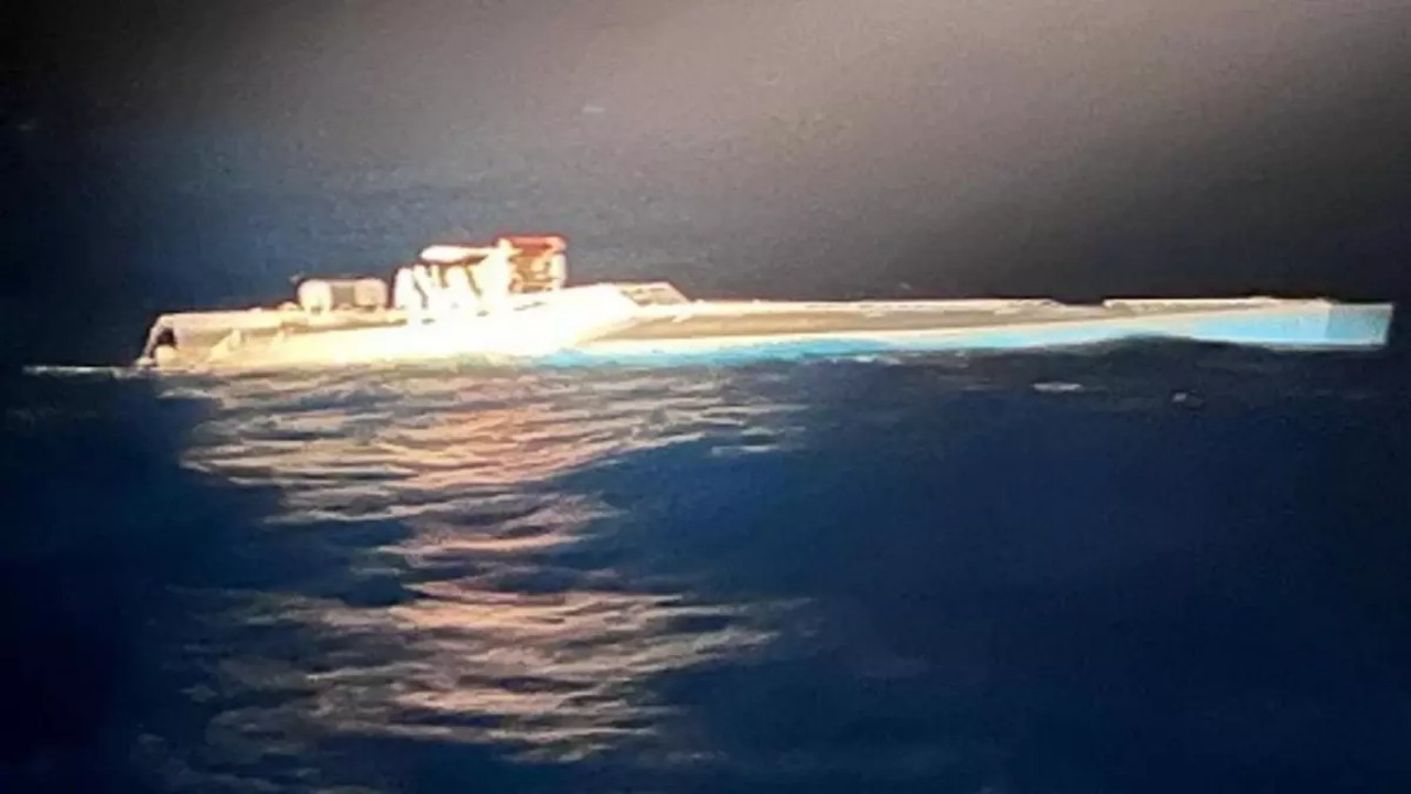 Dünya bunu konuşuyor! Atlas Okyanusu’nun ortasındaki denizaltıdan çıkanlar polisin bile ağzını bir karış açık bıraktı