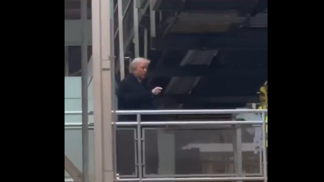 Dünya bunu konuşuyor! Ford işçisi Trump'a küfür etti Trump da ona sövdü!