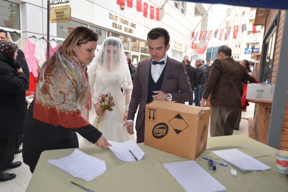 Dünya evine giren çiftler en mutlu günlerinde depremzedeleri unutmadı 