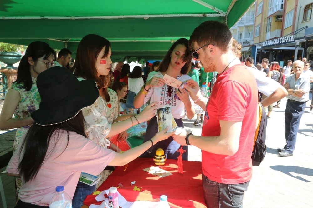 Dünya gençliğinden Eskişehir’de ülkeler panayırı 