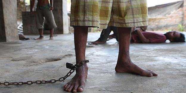 Dünya genelinde yüz binlerce kişi zincirlenmiş halde yaşıyor