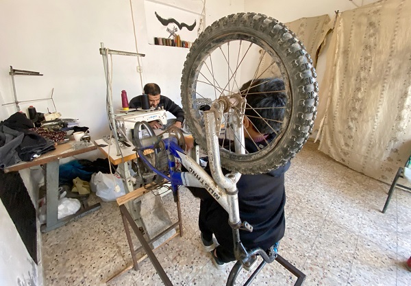 Dünya görmezden geliyor! Filistinli terzi elektrik için bu çözümü buldu