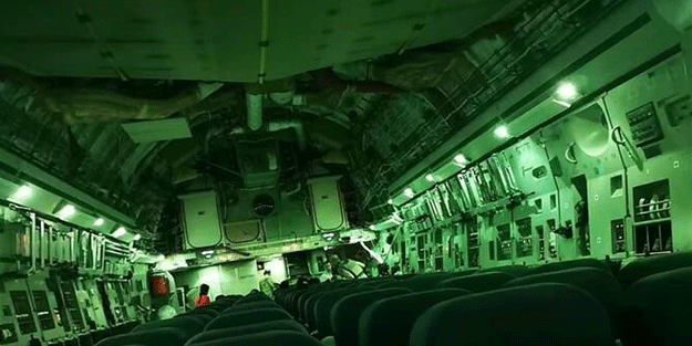 Dünya gündemine bomba gibi düştü! Afganistan'dan kalkan uçak herkesi şok etti