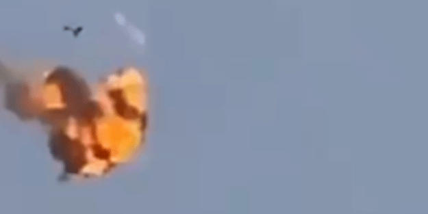 Dünya gündemini sarsan görüntüler! Suudi savaş uçağı havada vurdu