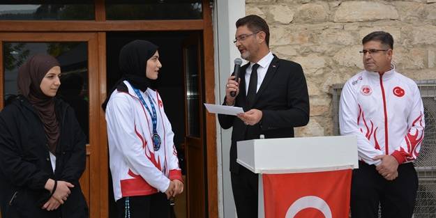 Dünya ikincisi olan milli sporcuya özel karşılama!