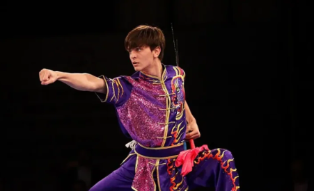 Dünya Kung Fu şampiyonu olan Necmettin Erbakan Akyüz, madalya töreninde Filistin bayrağı açıp dabka dansı yaptığı için şampiyonluğu iptal edildi.