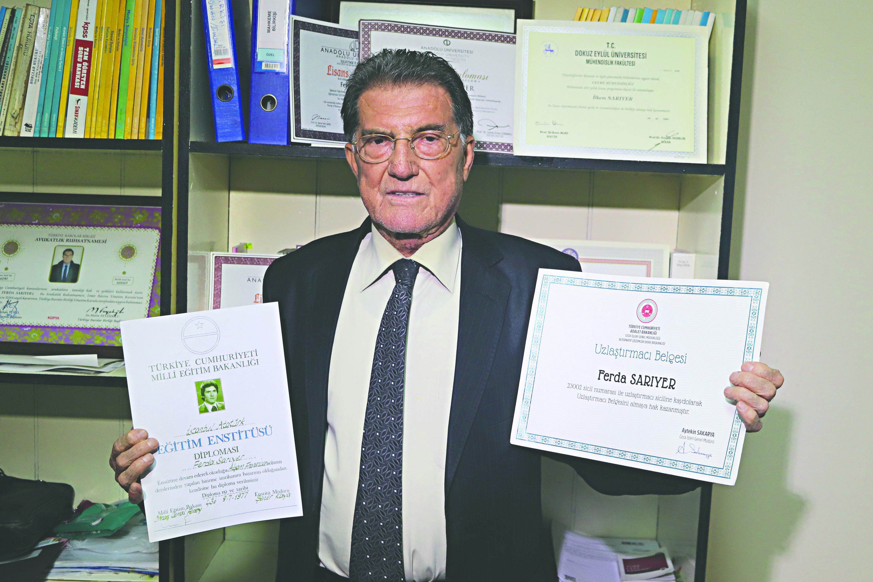 Dünya rekoru peşinde! Onun hobisi üniversite bitirmek: 14 diploması var