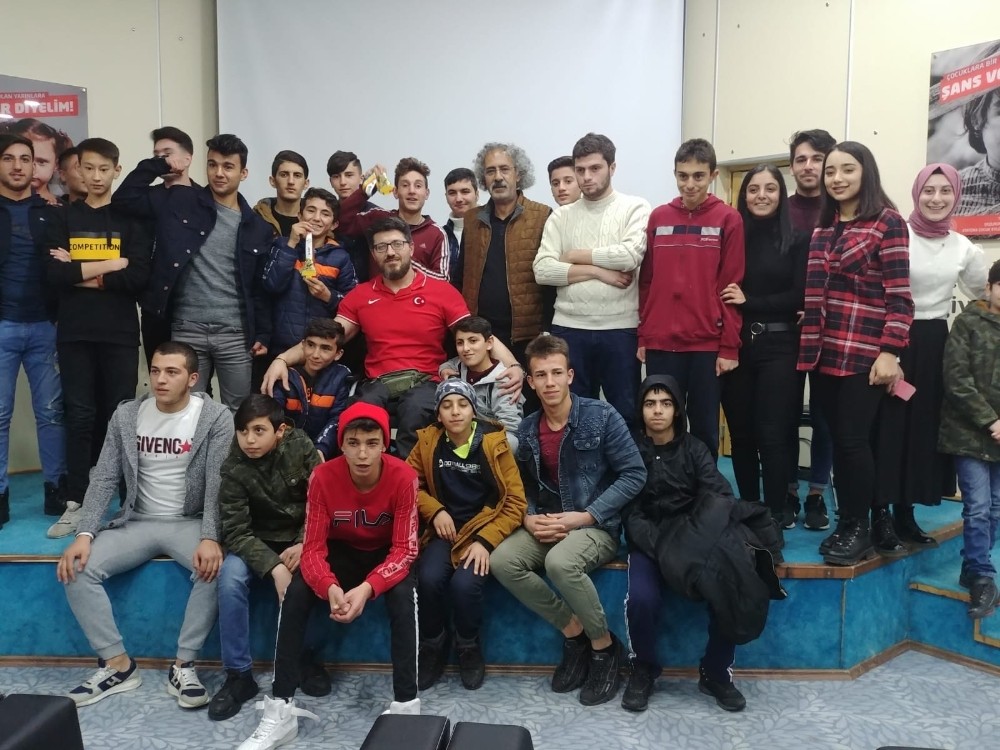 Dünya Şampiyonu Bilek Güreşçi Seven, devlet korumasındaki çocuklarla buluştu 