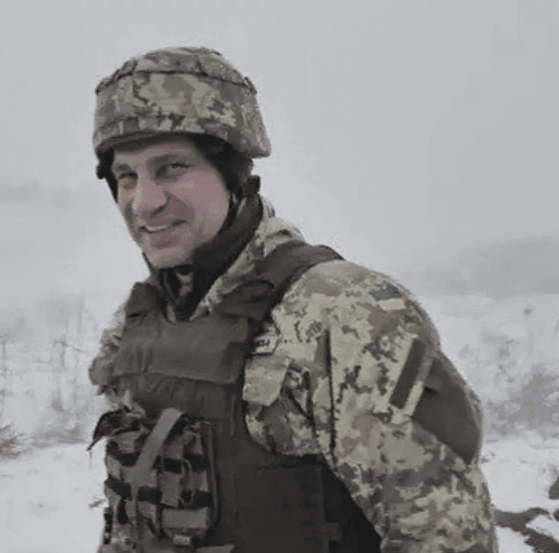 Dünya şampiyonu boksör, eline silah alıp sahaya çıktı