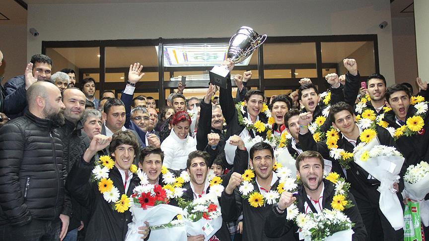 Dünya şampiyonu genç sporcular Türkiye'ye döndü