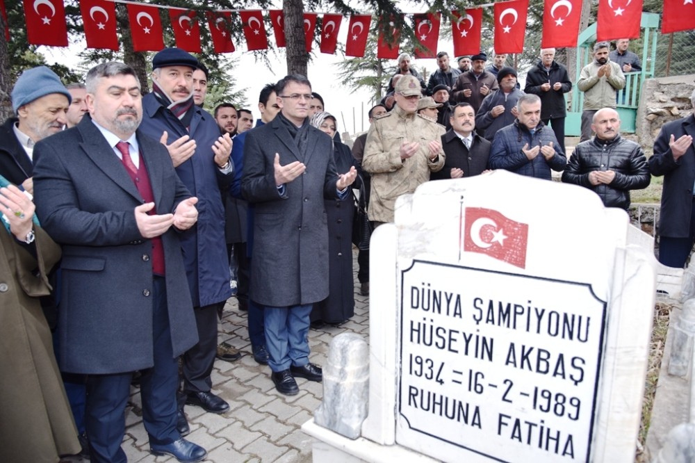 Dünya Şampiyonu güreşçi, mezarı başında anıldı 