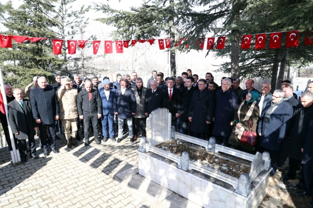 Dünya şampiyonu güreşçi mezarı başında anıldı 