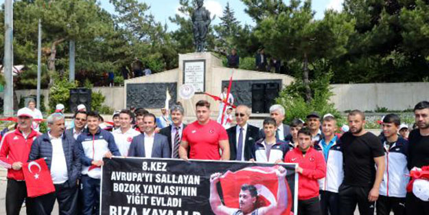 Dünya Şampiyonu güreşçiden Filistin'e destek!