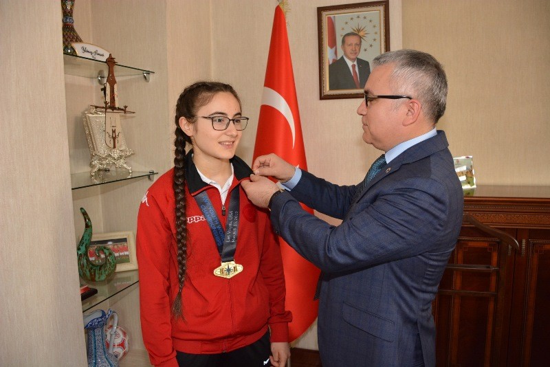 Dünya Şampiyonu Halterciye bir ödül de Vali’den 