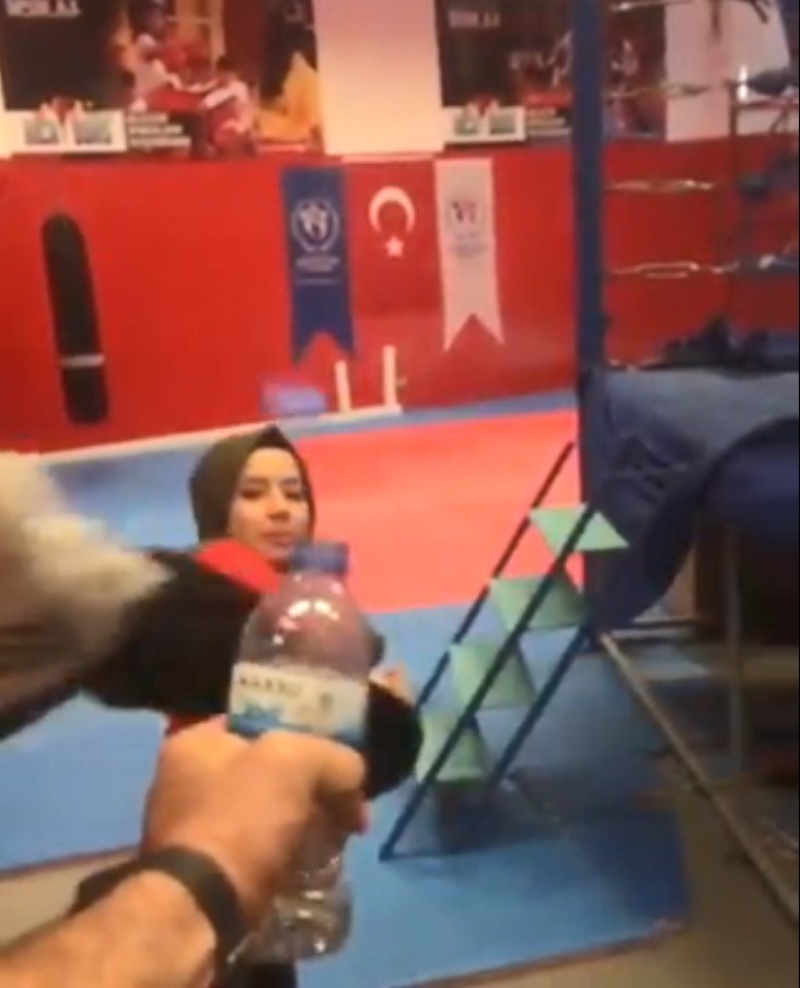 Dünya Şampiyonu Hayriye’den ’Bottle Cap Challenge’ videosu 