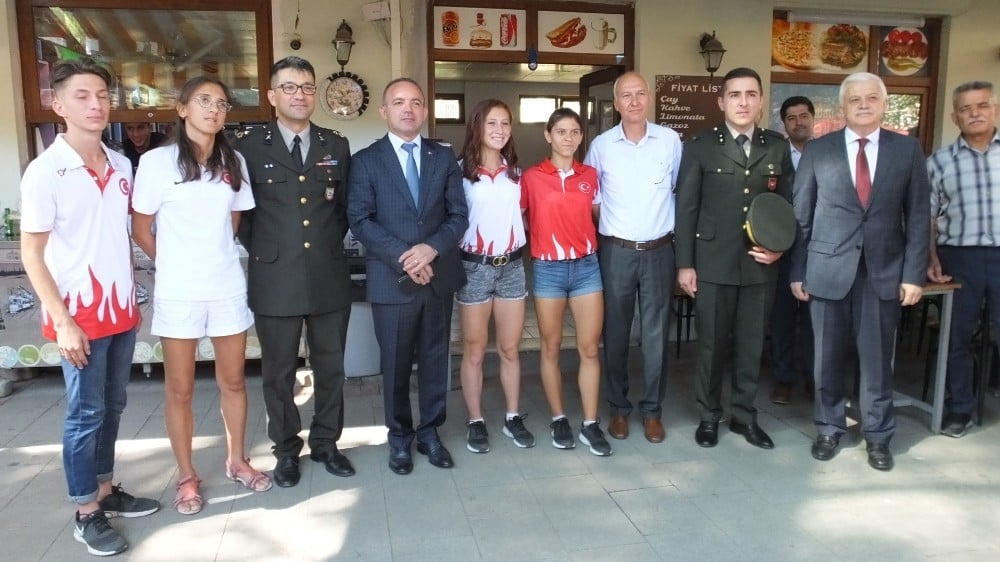Dünya Şampiyonu özel sporcular Kaymakam Öner ile bayramlaştı 