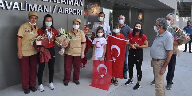 Dünya şampiyonu Selvi İlyasoğlu, çiçeklerle karşılandı