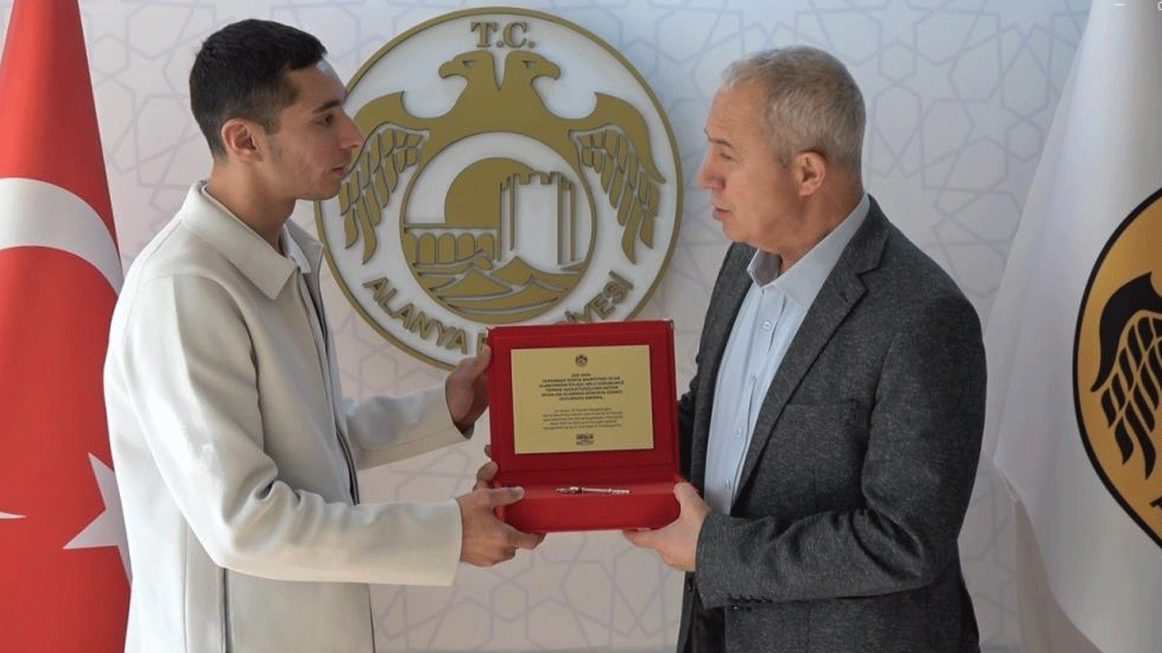 Razgatlıoğlu'na şehrin anahtarı verildi