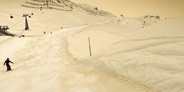 Dünya şaşkın! 4 ülkede aynı anda sarı kar yağdı